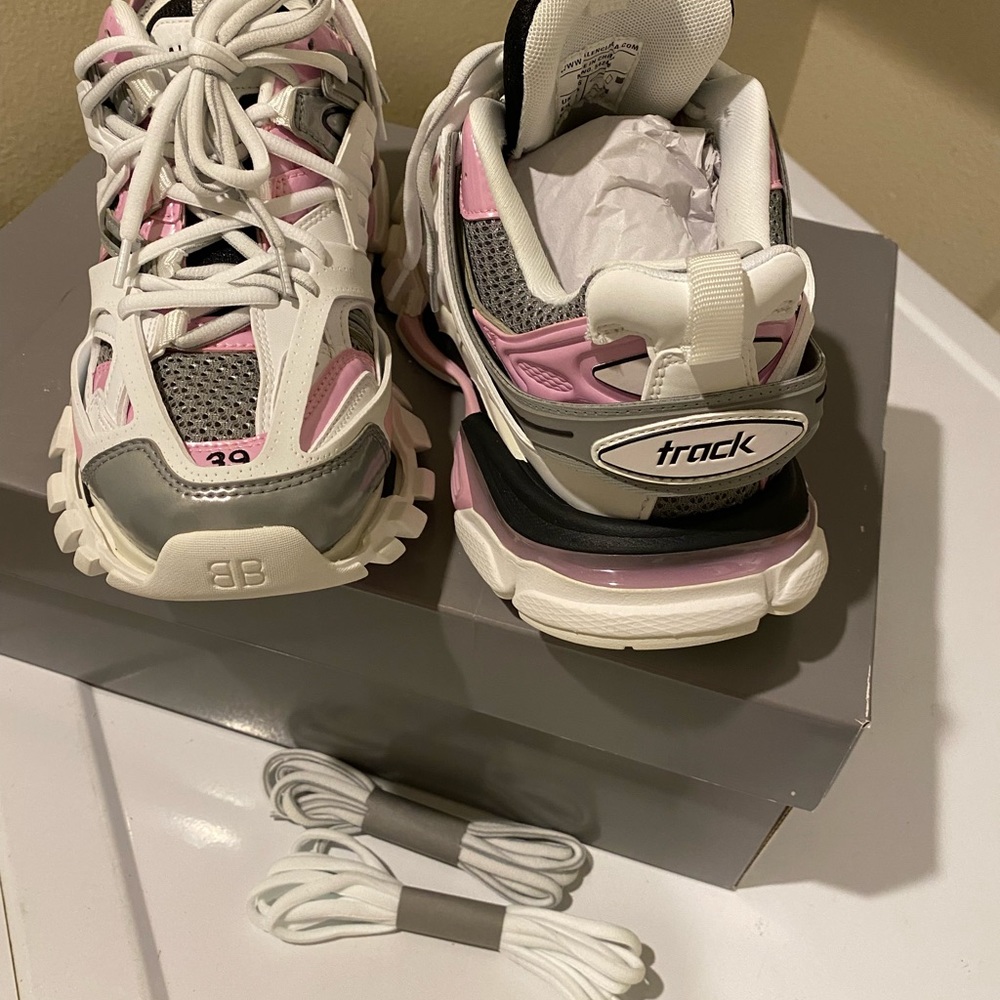 SOLD‼️🎉🥳HP🎉🥳New !! BALENCIAGA PINK & WHITE  2.0 TRACK SNEAKERS 💕 - Picture 8 of 11
